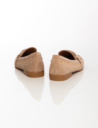 Cette image contient Mocassins en daim beige avec détails métalliques dorés chez Joliesse. à 89,99 TND en Tunisie. L'hexa de l'a