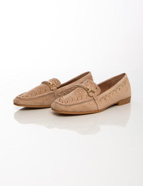 Cette image contient Mocassins en daim beige avec détails métalliques dorés chez Joliesse. à 89,99 TND en Tunisie. L'hexa de l'a