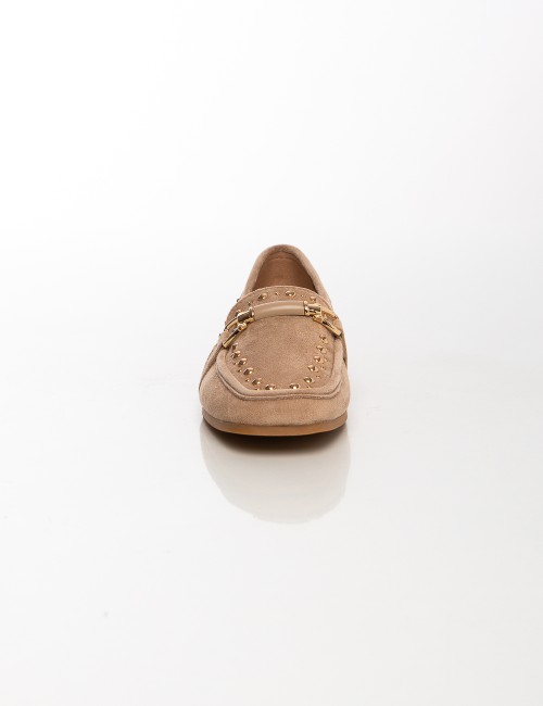Cette image contient Mocassins en daim beige avec détails métalliques dorés chez Joliesse. à 89,99 TND en Tunisie. L'hexa de l'a