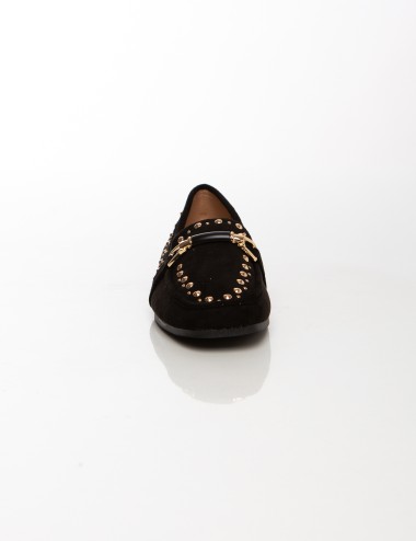 Cette image contient Mocassins en daim beige avec détails métalliques dorés chez Joliesse. à 89,99 TND en Tunisie. L'hexa de l'a