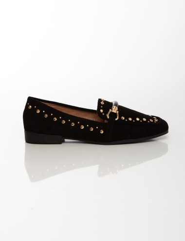 Cette image contient Mocassins en daim beige avec détails métalliques dorés chez Joliesse. à 89,99 TND en Tunisie. L'hexa de l'a