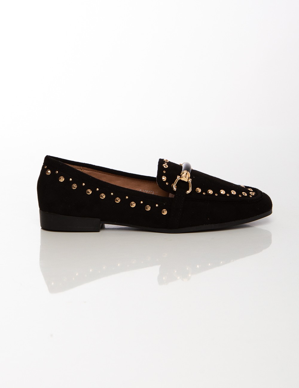 Cette image contient Mocassins en daim beige avec détails métalliques dorés chez Joliesse. à 89,99 TND en Tunisie. L'hexa de l'a