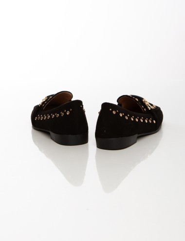 Cette image contient Mocassins en daim beige avec détails métalliques dorés chez Joliesse. à 89,99 TND en Tunisie. L'hexa de l'a
