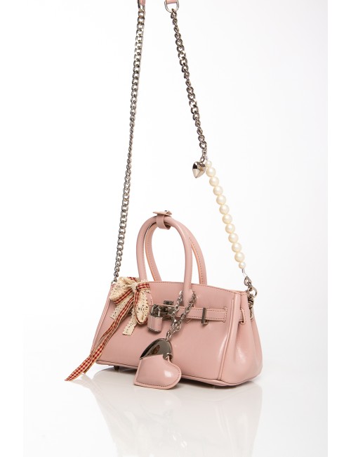 Cette image contient Sac à main rose avec chaîne et accessoires décoratifs chez Joliesse. à 129,99 TND en Tunisie. L'hexa de l'a