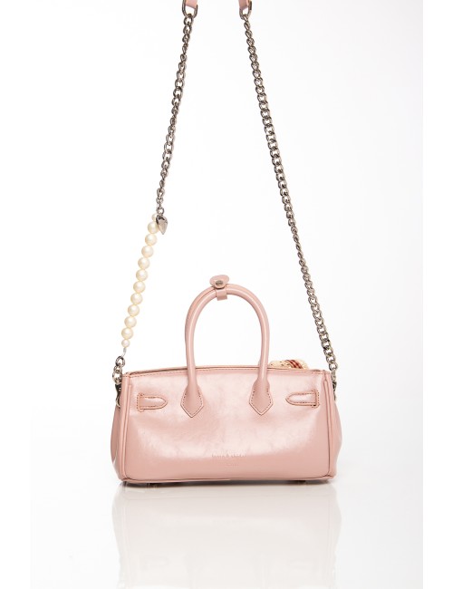 Cette image contient Sac à main rose avec chaîne et accessoires décoratifs chez Joliesse. à 129,99 TND en Tunisie. L'hexa de l'a