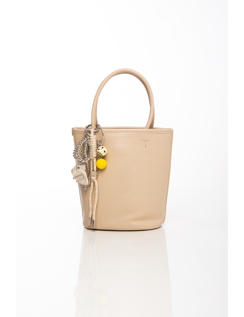 Cette image contient Sac seau beige en simili cuir avec breloques décoratives chez Joliesse. à 119,99 TND en Tunisie. L'hexa de 