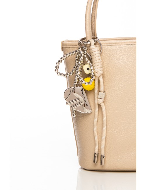 Cette image contient Sac seau beige en simili cuir avec breloques décoratives chez Joliesse. à 119,99 TND en Tunisie. L'hexa de 