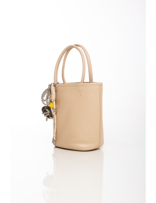 Cette image contient Sac seau beige en simili cuir avec breloques décoratives chez Joliesse. à 119,99 TND en Tunisie. L'hexa de 