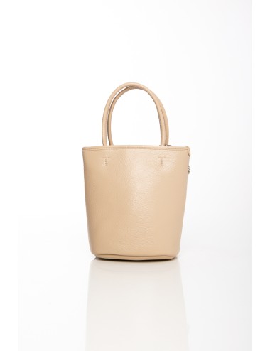 Cette image contient Sac seau beige en simili cuir avec breloques décoratives chez Joliesse. à 119,99 TND en Tunisie. L'hexa de 