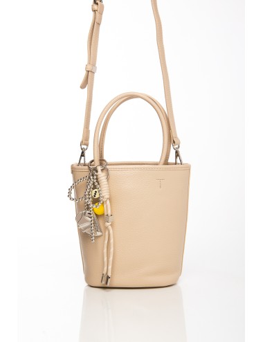 Cette image contient Sac seau beige en simili cuir avec breloques décoratives chez Joliesse. à 119,99 TND en Tunisie. L'hexa de 