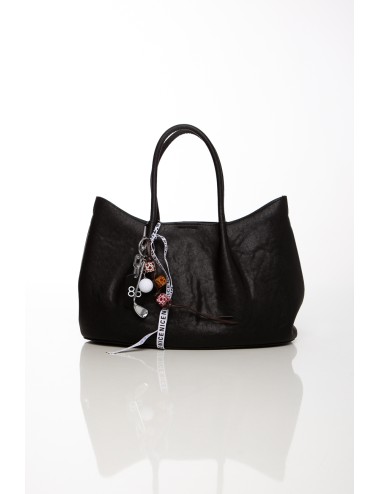 Cette image contient Sac à main noir en simili cuir avec breloques décoratives chez Joliesse. à 129,99 TND en Tunisie. L'hexa de