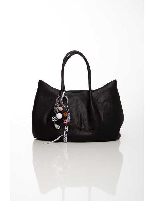 Cette image contient Sac à main noir en simili cuir avec breloques décoratives chez Joliesse. à 129,99 TND en Tunisie. L'hexa de