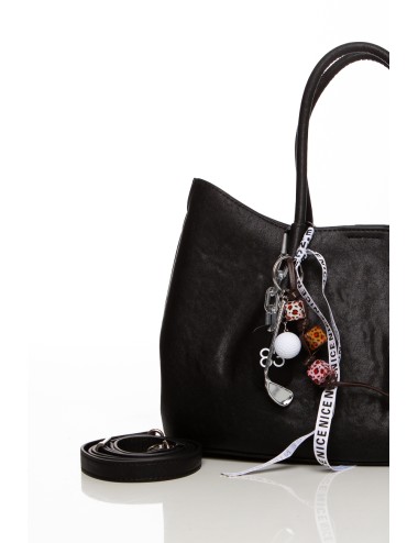 Cette image contient Sac à main noir en simili cuir avec breloques décoratives chez Joliesse. à 129,99 TND en Tunisie. L'hexa de