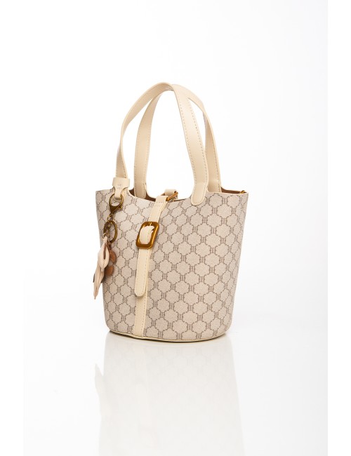 Cette image contient Sac à main seau beige à motifs avec pendentif cheval chez Joliesse. à 129,99 TND en Tunisie. L'hexa de l'ar
