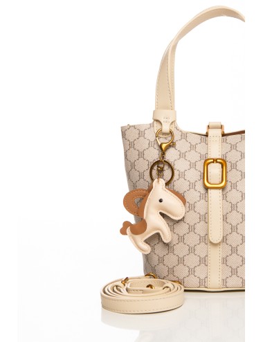Cette image contient Sac à main seau beige à motifs avec pendentif cheval chez Joliesse. à 129,99 TND en Tunisie. L'hexa de l'ar