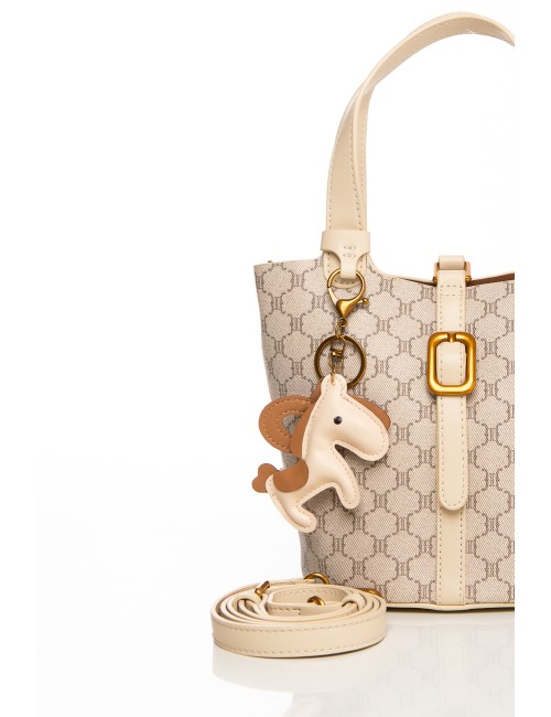 Cette image contient Sac à main seau beige à motifs avec pendentif cheval chez Joliesse. à 129,99 TND en Tunisie. L'hexa de l'ar