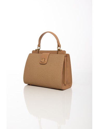 Cette image contient Sac à main beige en simili cuir texturé avec anse et bandoulière chez Joliesse. à 119,99 TND en Tunisie. L'