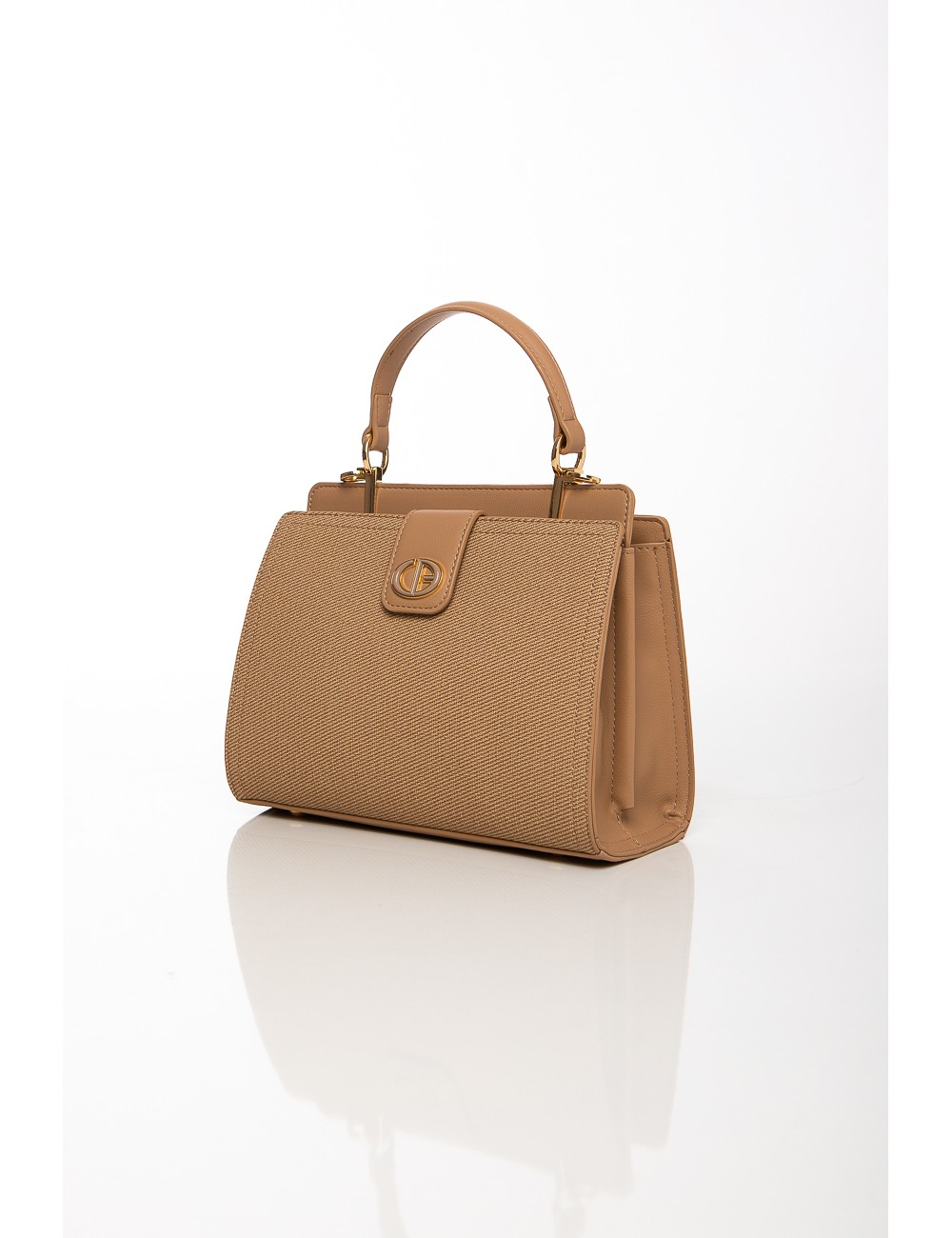 Cette image contient Sac à main beige en simili cuir texturé avec anse et bandoulière chez Joliesse. à 119,99 TND en Tunisie. L'