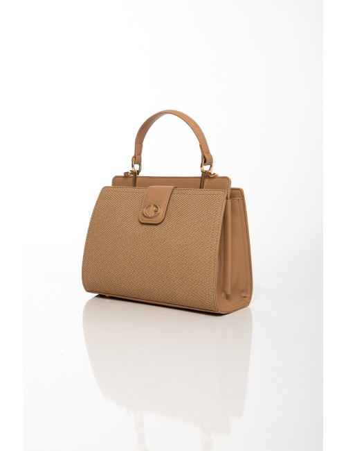 Cette image contient Sac à main beige en simili cuir texturé avec anse et bandoulière chez Joliesse. à 119,99 TND en Tunisie. L'