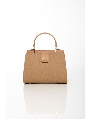 Cette image contient Sac à main beige en simili cuir texturé avec anse et bandoulière chez Joliesse. à 119,99 TND en Tunisie. L'