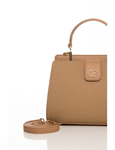 Cette image contient Sac à main beige en simili cuir texturé avec anse et bandoulière chez Joliesse. à 119,99 TND en Tunisie. L'