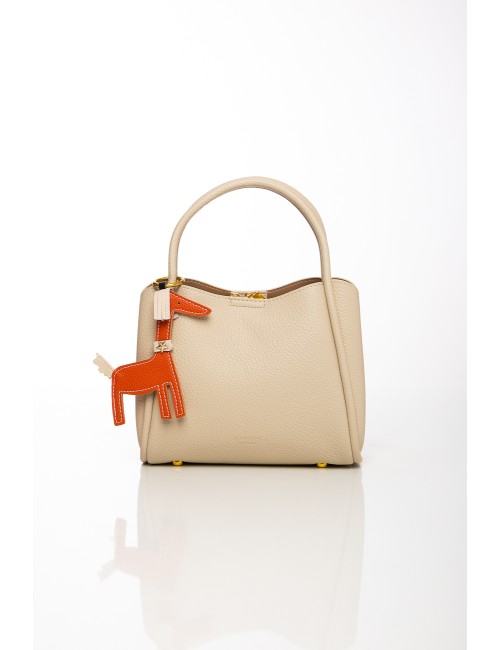Cette image contient Sac à main beige en simili cuir avec porte-clés décoratif chez Joliesse. à 0,00 TND en Tunisie. L'hexa de l