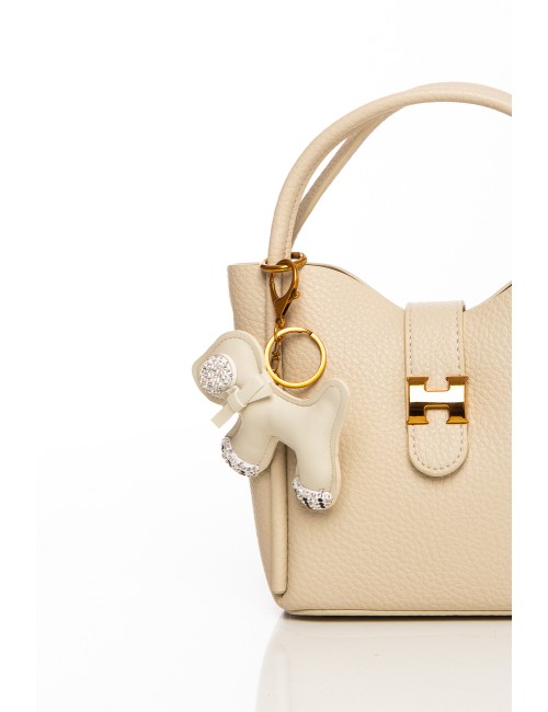 Cette image contient Sac à main beige avec porte-clés chien décoratif et bandoulière chez Joliesse. à 109,99 TND en Tunisie. L'h