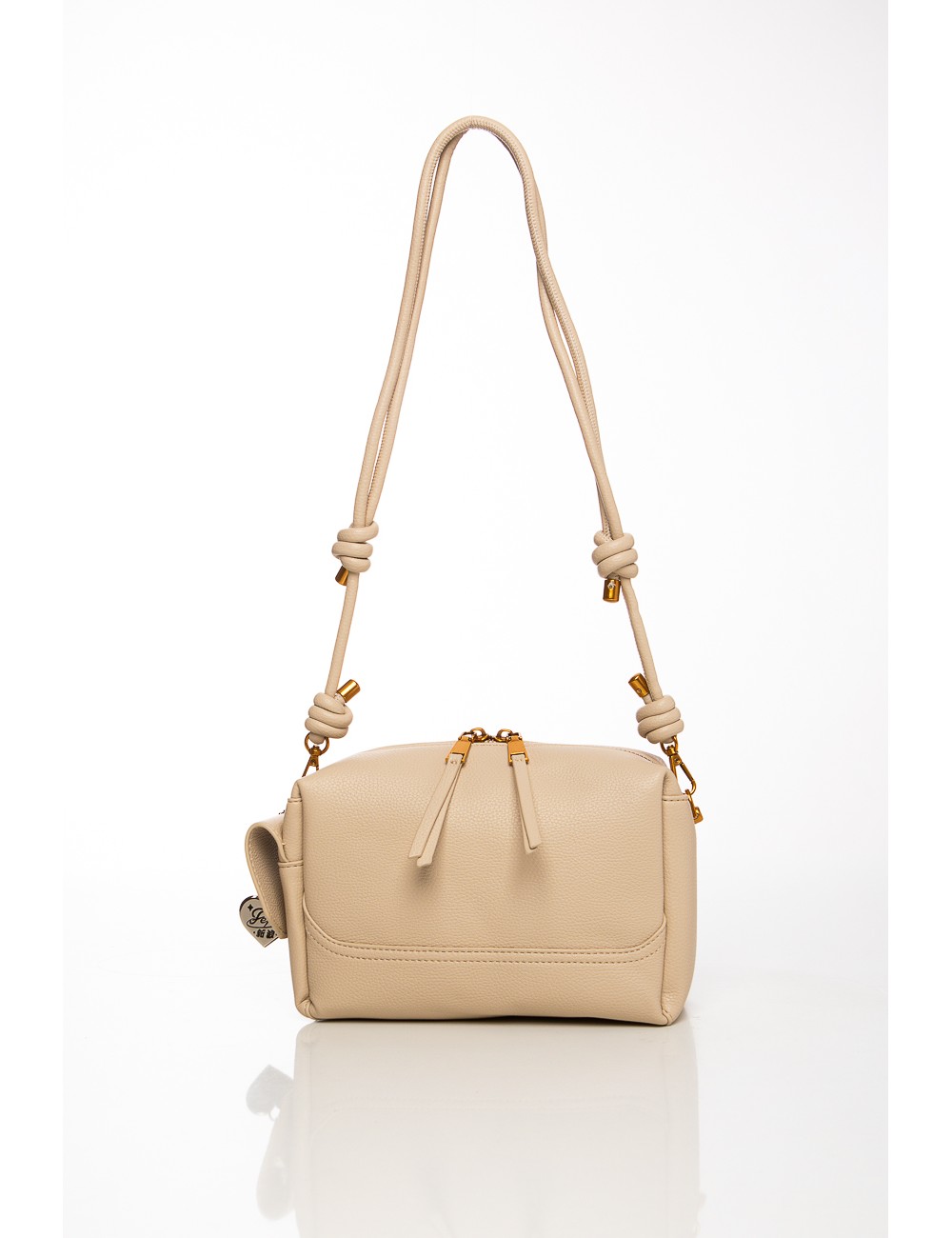 Cette image contient Sac beige à poignée tressée et bandoulière amovible chez Joliesse. à 109,99 TND en Tunisie. L'hexa de l'arr