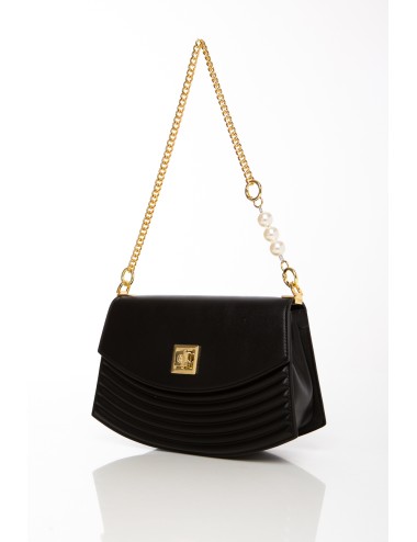 Cette image contient Sac noir chic à chaîne dorée et détails perles chez Joliesse. à 129,99 TND en Tunisie. L'hexa de l'arrière 