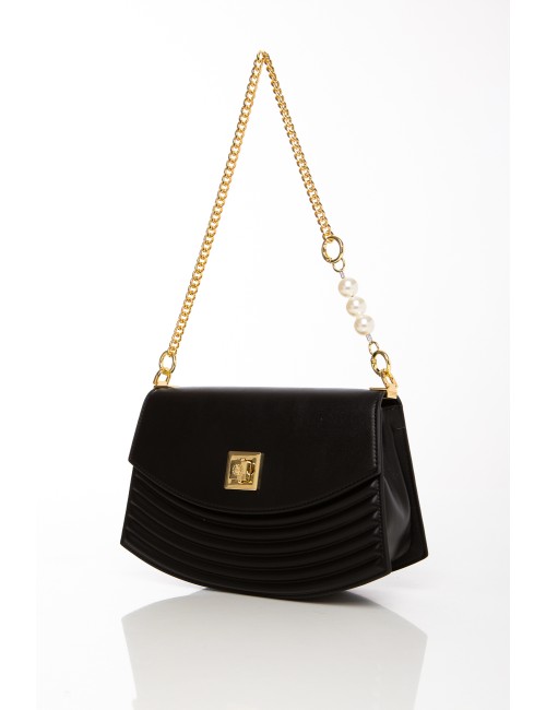 Cette image contient Sac noir chic à chaîne dorée et détails perles chez Joliesse. à 129,99 TND en Tunisie. L'hexa de l'arrière 