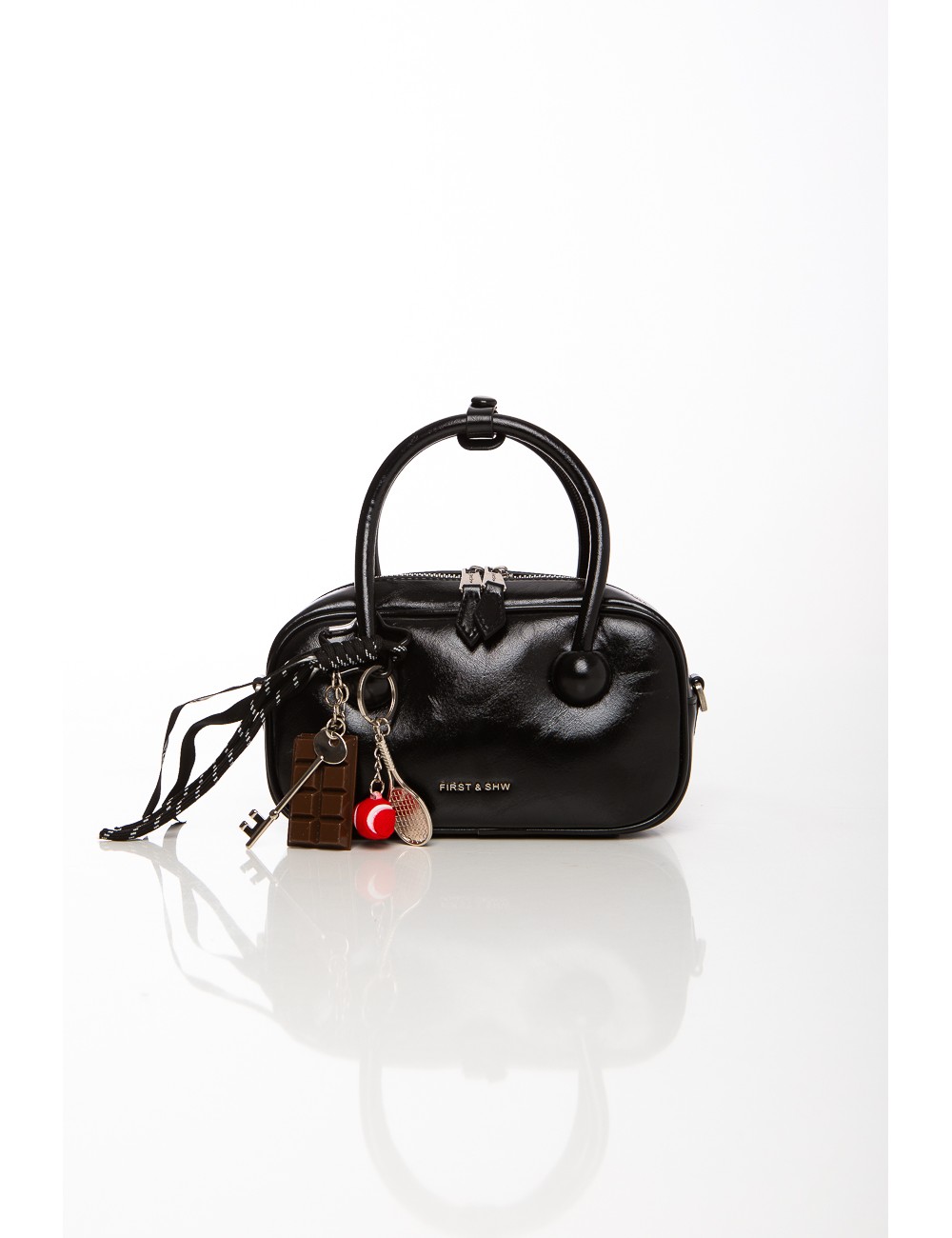 Cette image contient Sac à main noir chic avec breloques fantaisie chez Joliesse. à 129,99 TND en Tunisie. L'hexa de l'arrière p