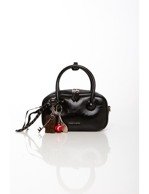 Cette image contient Sac à main noir chic avec breloques fantaisie chez Joliesse. à 129,99 TND en Tunisie. L'hexa de l'arrière p