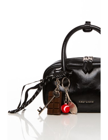 Cette image contient Sac à main noir chic avec breloques fantaisie chez Joliesse. à 129,99 TND en Tunisie. L'hexa de l'arrière p