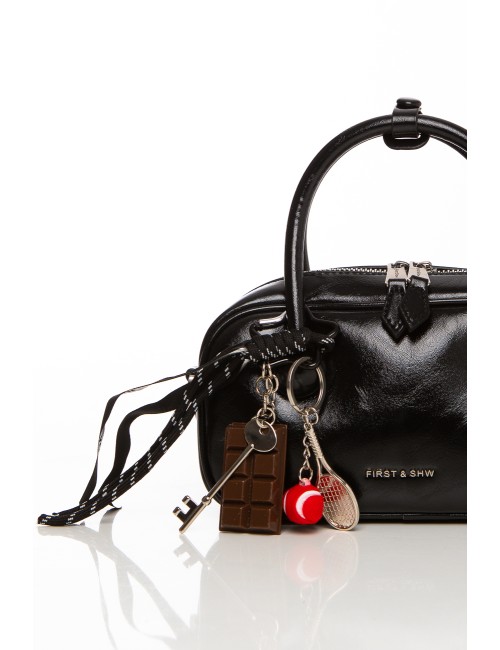 Cette image contient Sac à main noir chic avec breloques fantaisie chez Joliesse. à 129,99 TND en Tunisie. L'hexa de l'arrière p