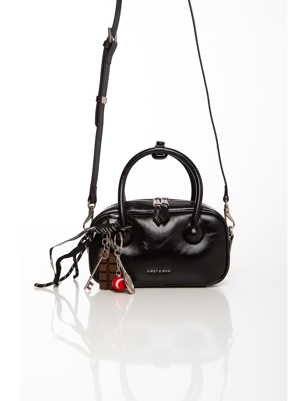 Cette image contient Sac à main noir chic avec breloques fantaisie chez Joliesse. à 129,99 TND en Tunisie. L'hexa de l'arrière p