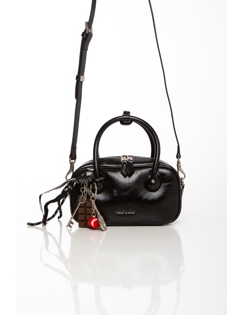Cette image contient Sac à main noir chic avec breloques fantaisie chez Joliesse. à 129,99 TND en Tunisie. L'hexa de l'arrière p