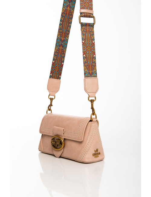 Cette image contient Sac bandoulière beige élégant avec boucle dorée chez Joliesse. à 119,99 TND en Tunisie. L'hexa de l'arrière