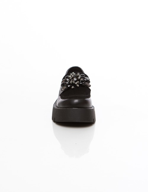 Cette image contient Mocassins noirs femme à semelle épaisse avec détail ornementé chez Joliesse. à 99,99 TND en Tunisie. L'hexa