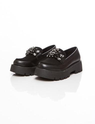 Cette image contient Mocassins noirs femme à semelle épaisse avec détail ornementé chez Joliesse. à 99,99 TND en Tunisie. L'hexa