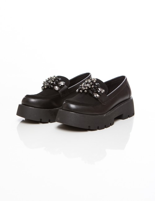 Cette image contient Mocassins noirs femme à semelle épaisse avec détail ornementé chez Joliesse. à 99,99 TND en Tunisie. L'hexa