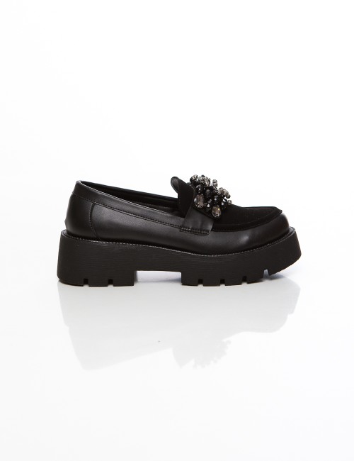 Cette image contient Mocassins noirs femme à semelle épaisse avec détail ornementé chez Joliesse. à 99,99 TND en Tunisie. L'hexa