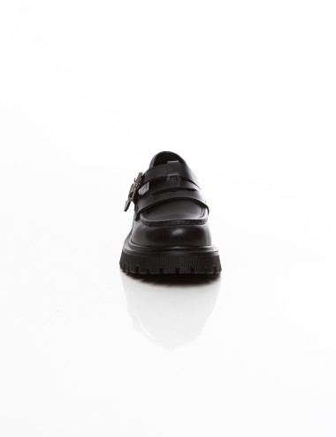 Cette image contient Mocassins noirs femme à semelle crantée avec bride à boucle chez Joliesse. à 0,00 TND en Tunisie. L'hexa de