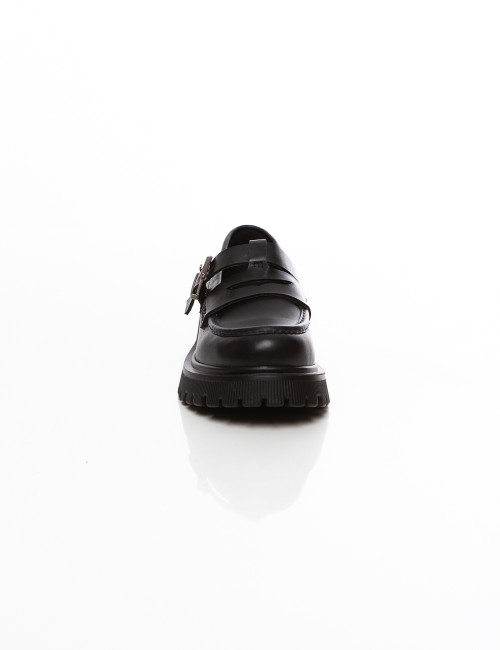Cette image contient Mocassins noirs femme à semelle crantée avec bride à boucle chez Joliesse. à 0,00 TND en Tunisie. L'hexa de