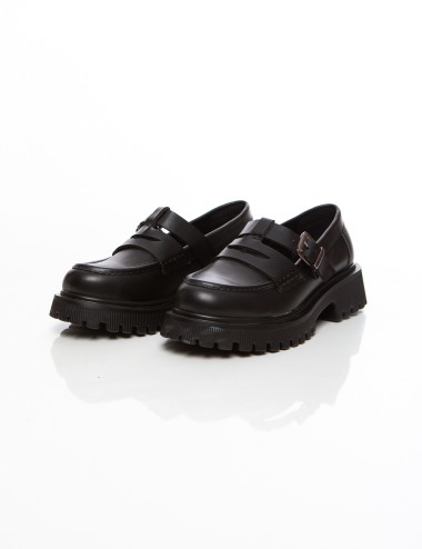 Cette image contient Mocassins noirs femme à semelle crantée avec bride à boucle chez Joliesse. à 0,00 TND en Tunisie. L'hexa de