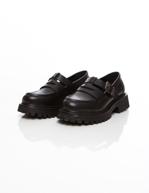 Cette image contient Mocassins noirs femme à semelle crantée avec bride à boucle chez Joliesse. à 0,00 TND en Tunisie. L'hexa de