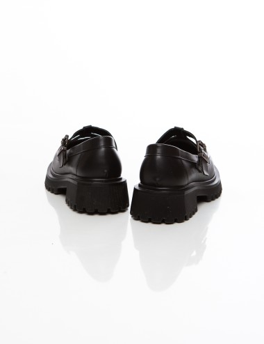 Cette image contient Mocassins noirs femme à semelle crantée avec bride à boucle chez Joliesse. à 0,00 TND en Tunisie. L'hexa de