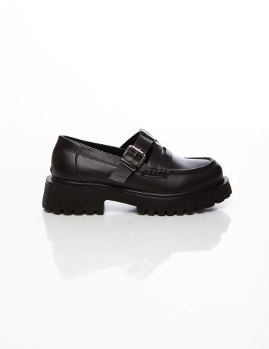 Cette image contient Mocassins noirs femme à semelle crantée avec bride à boucle chez Joliesse. à 0,00 TND en Tunisie. L'hexa de