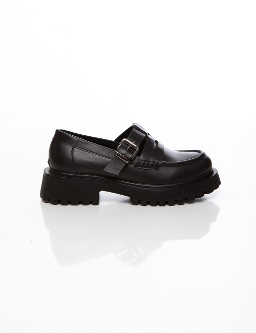 Cette image contient Mocassins noirs femme à semelle crantée avec bride à boucle chez Joliesse. à 0,00 TND en Tunisie. L'hexa de