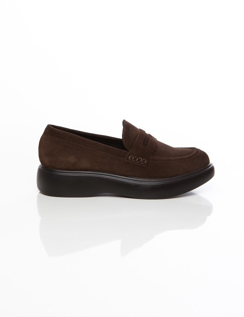 Cette image contient Mocassins femme en daim marron ou noir avec semelle confort chez Joliesse. à 119,99 TND en Tunisie. L'hexa 