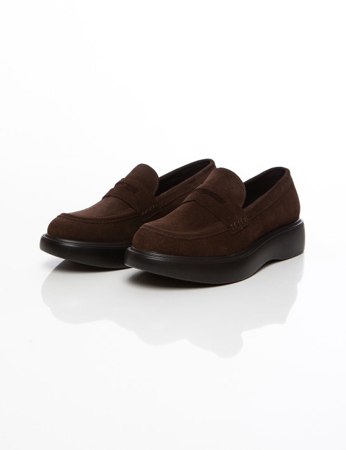 Cette image contient Mocassins femme en daim marron ou noir avec semelle confort chez Joliesse. à 119,99 TND en Tunisie. L'hexa 